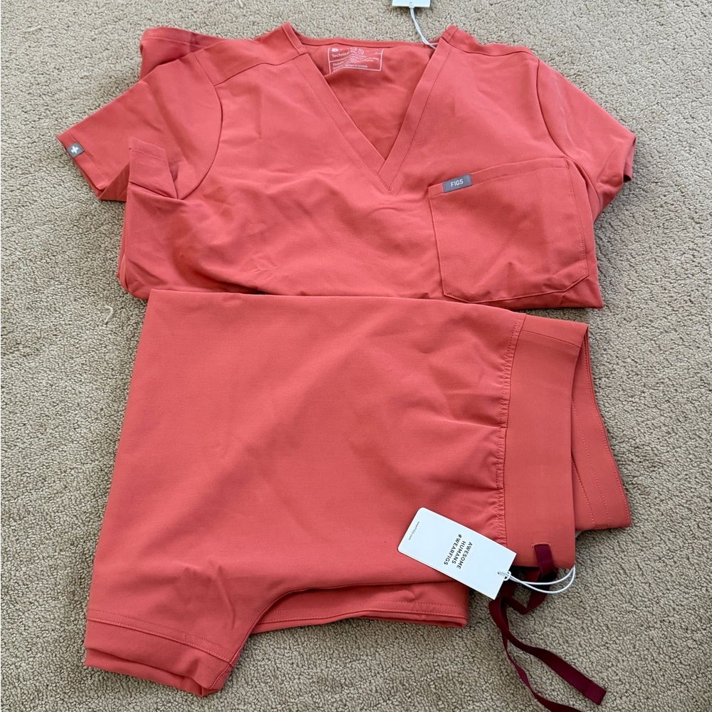 Figs Women's Scrub Set in Coral